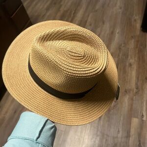 Anycosy Self Conforming Hat
Straw with black around 
Size medium 
$12
NWT